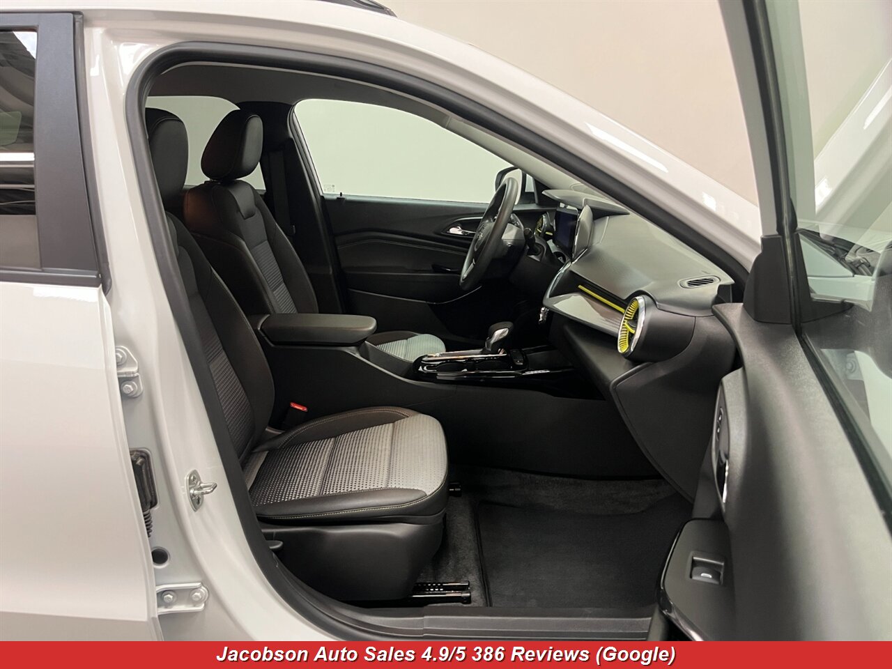 2025 Chevrolet Trax LT - Photo 38 - Oshkosh, WI 54901