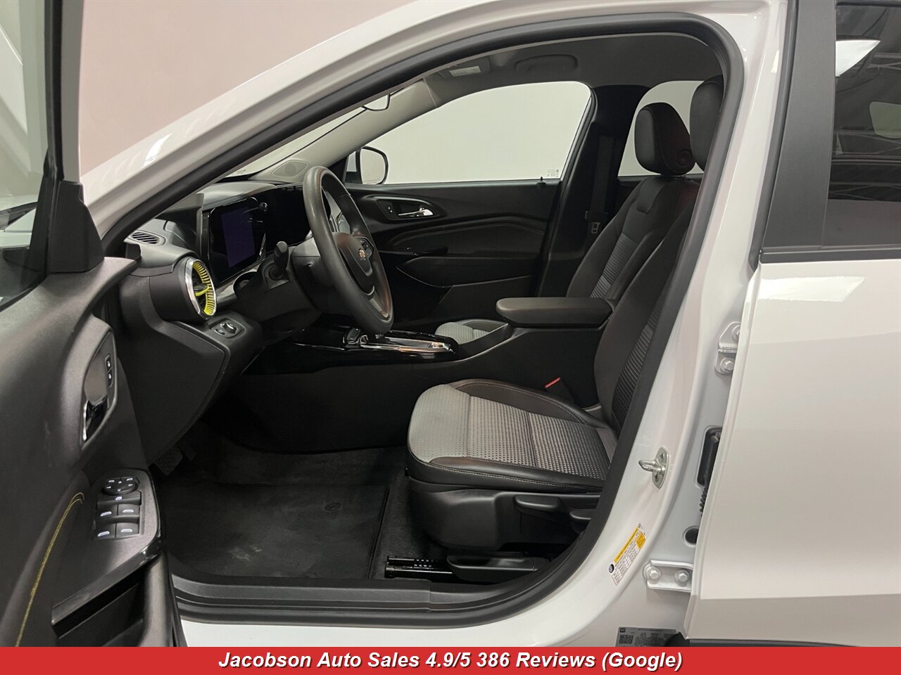 2025 Chevrolet Trax LT - Photo 27 - Oshkosh, WI 54901