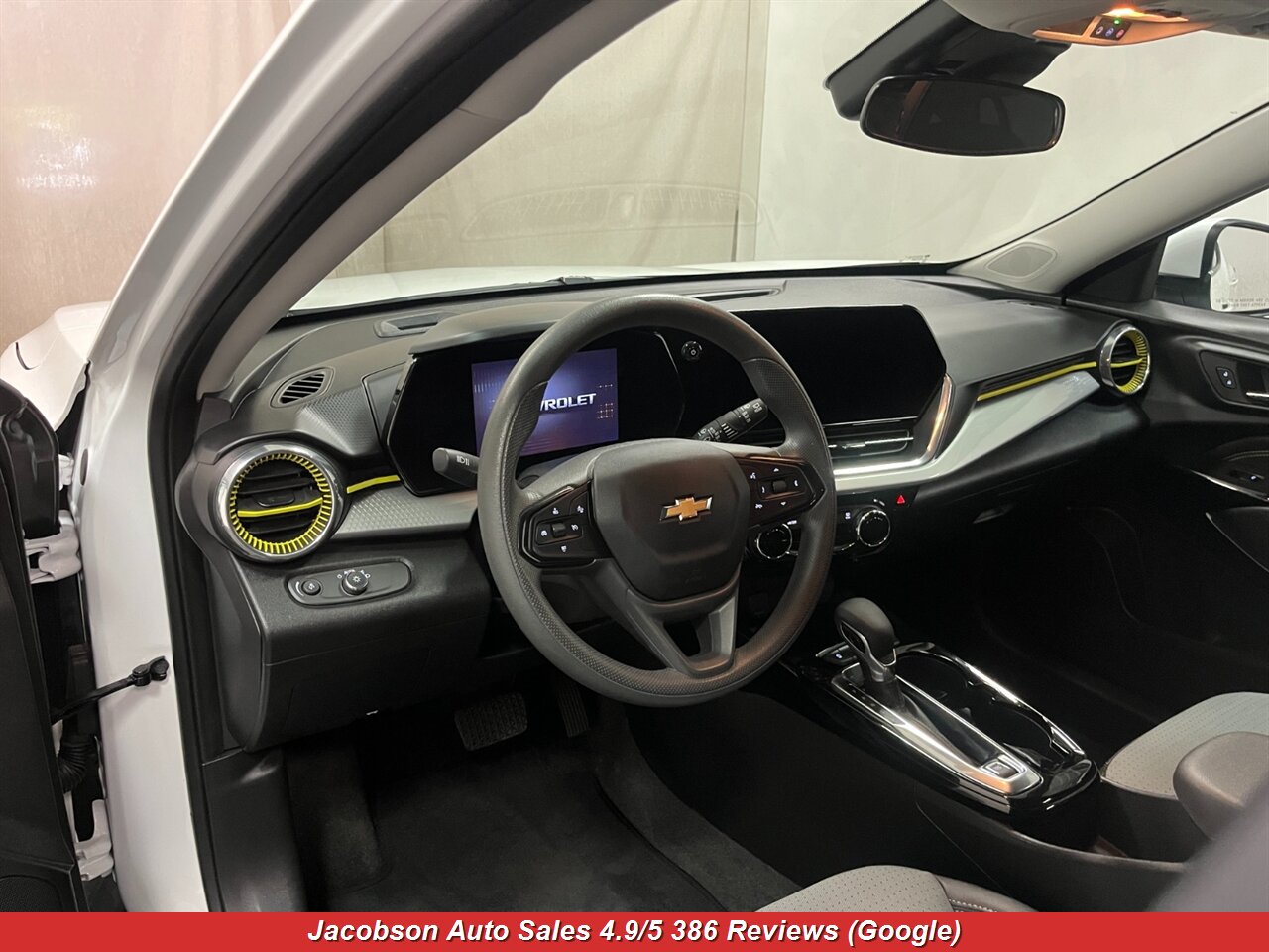 2025 Chevrolet Trax LT - Photo 5 - Oshkosh, WI 54901
