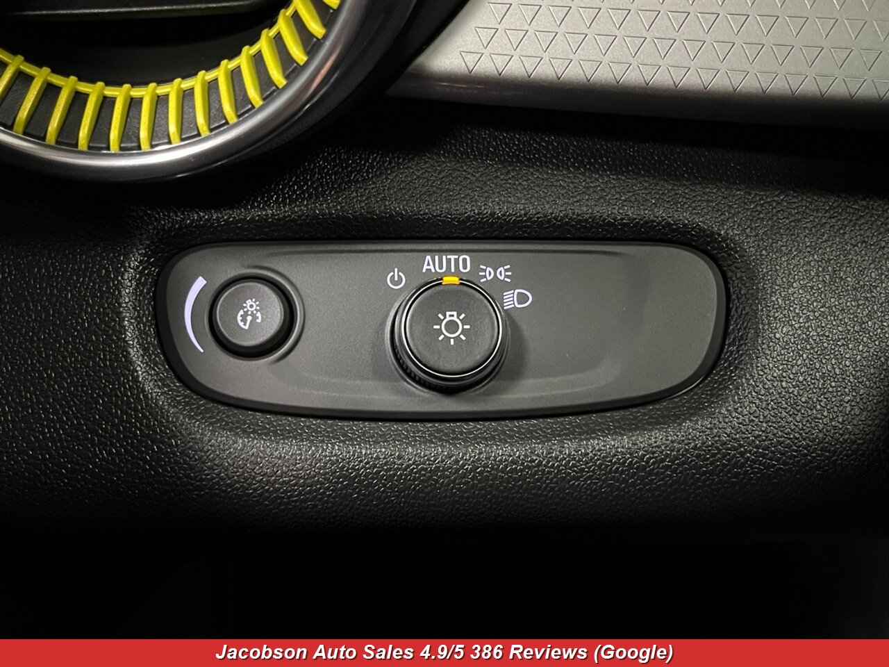 2025 Chevrolet Trax LT - Photo 6 - Oshkosh, WI 54901