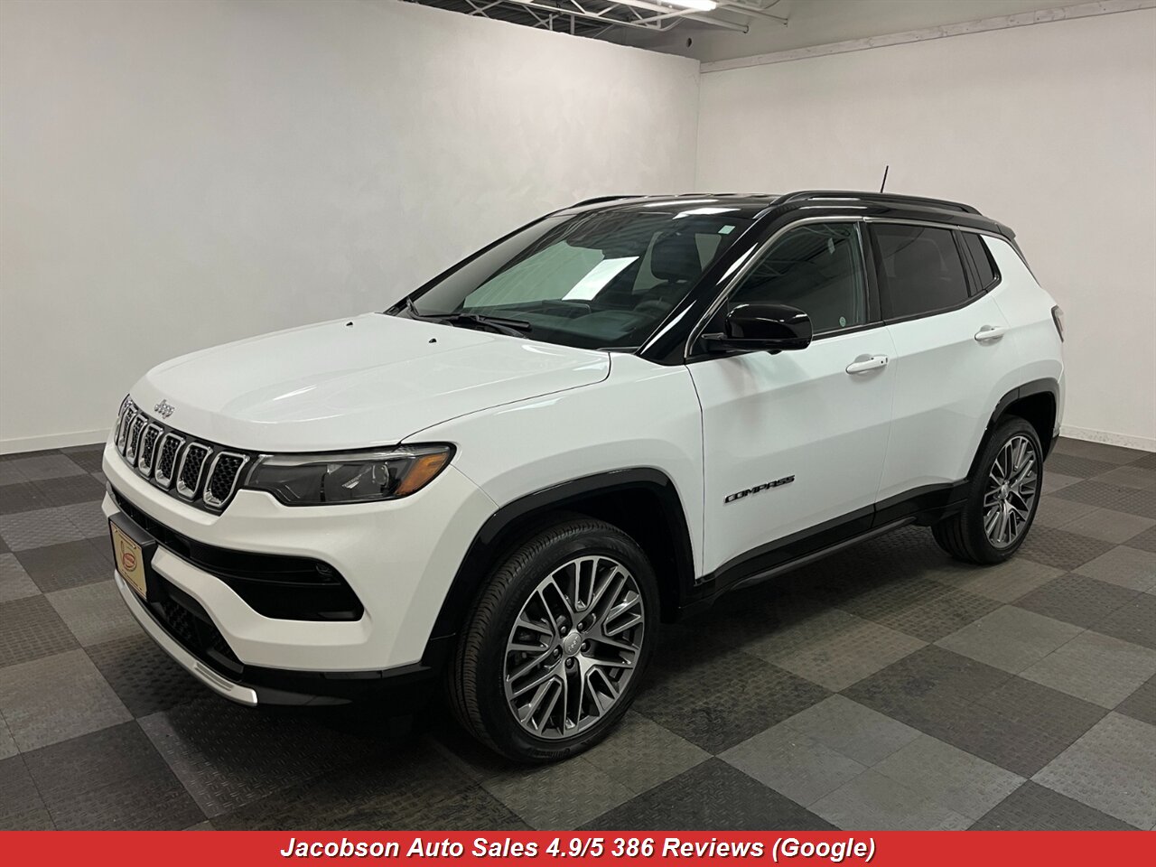 2023 Jeep Compass Limited 4x4   - Photo 1 - Oshkosh, WI 54901