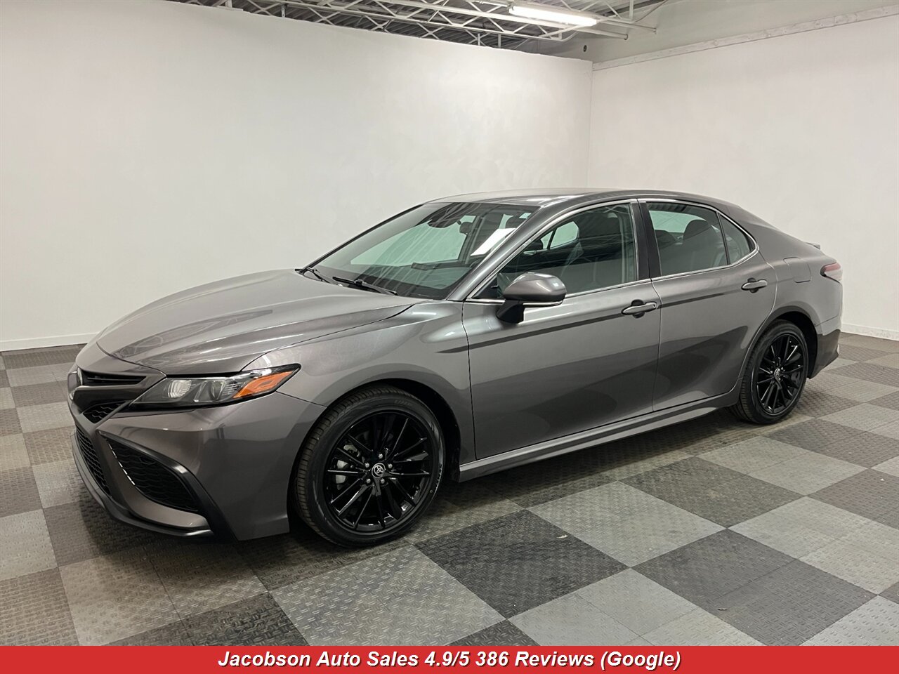 2024 Toyota Camry SE   - Photo 1 - Oshkosh, WI 54901