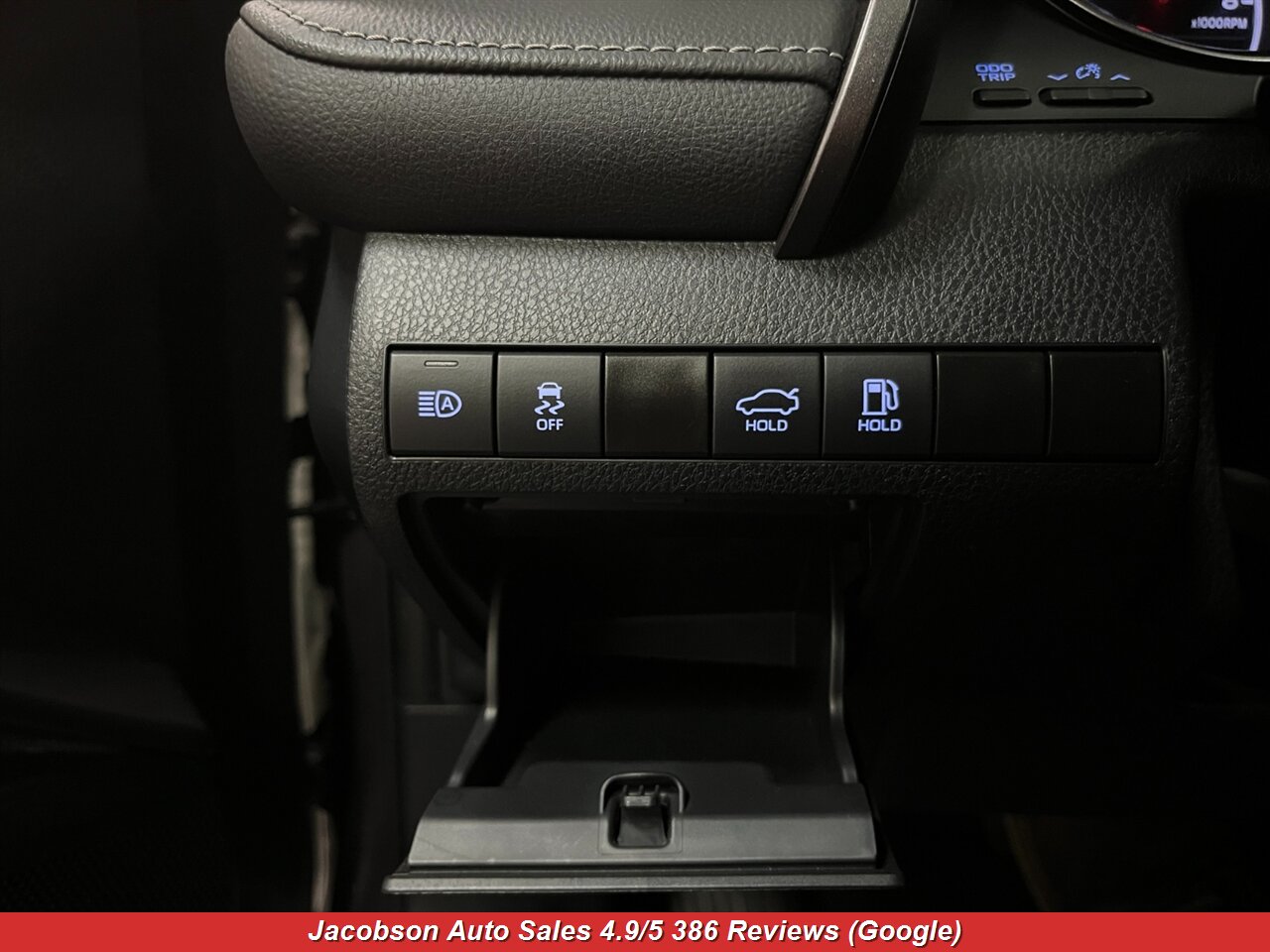 2024 Toyota Camry SE - Photo 6 - Oshkosh, WI 54901