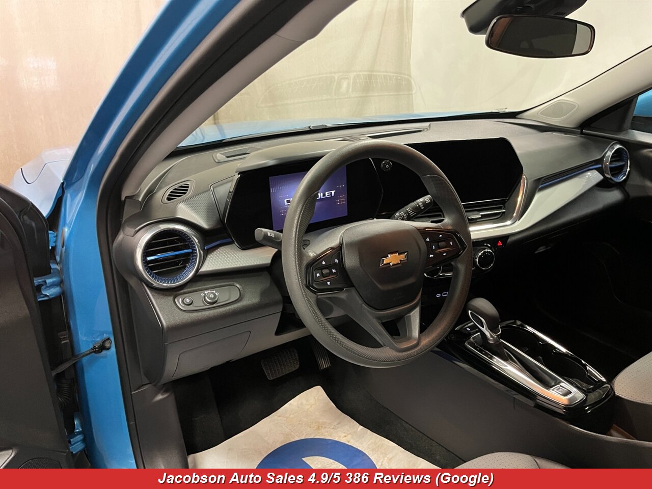 2025 Chevrolet Trax LT - Photo 5 - Oshkosh, WI 54901