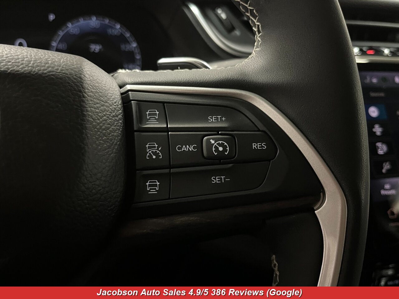 2023 Jeep Grand Cherokee Limited 4x4 - Photo 12 - Oshkosh, WI 54901