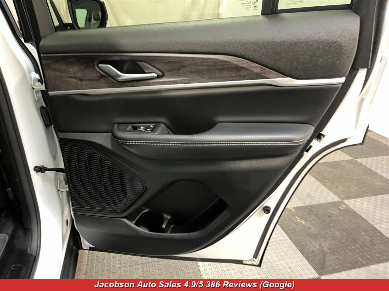 2023 Jeep Grand Cherokee Limited 4x4 - Photo 40 - Oshkosh, WI 54901