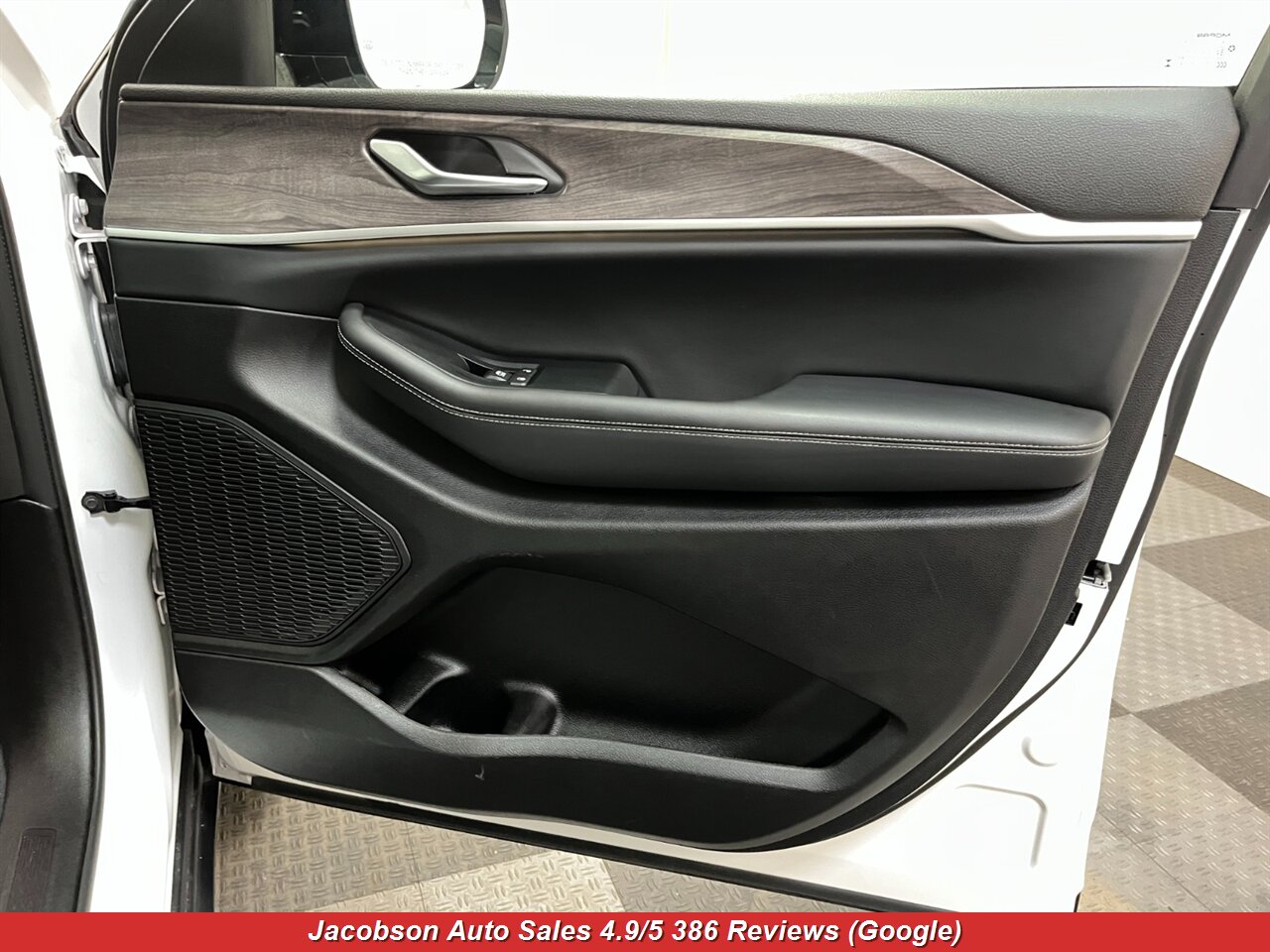 2023 Jeep Grand Cherokee Limited 4x4 - Photo 43 - Oshkosh, WI 54901