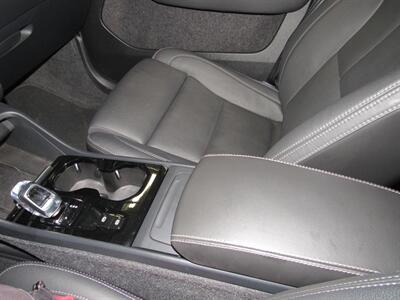 2024 Volvo XC40 B5 Plus Bright Theme AWD   - Photo 22 - Oshkosh, WI 54901