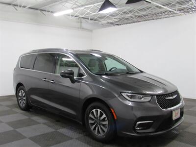 2021 Chrysler Pacifica Touring L   - Photo 4 - Oshkosh, WI 54901