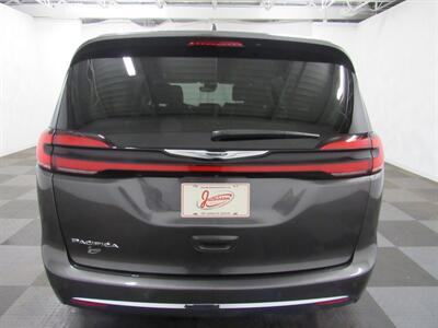 2021 Chrysler Pacifica Touring L   - Photo 6 - Oshkosh, WI 54901