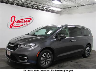 2021 Chrysler Pacifica Touring L   - Photo 1 - Oshkosh, WI 54901