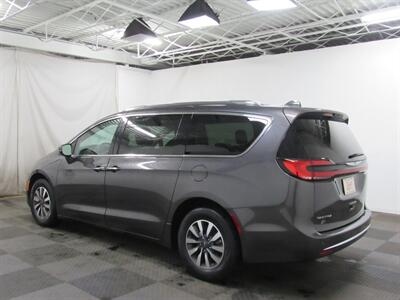 2021 Chrysler Pacifica Touring L   - Photo 5 - Oshkosh, WI 54901