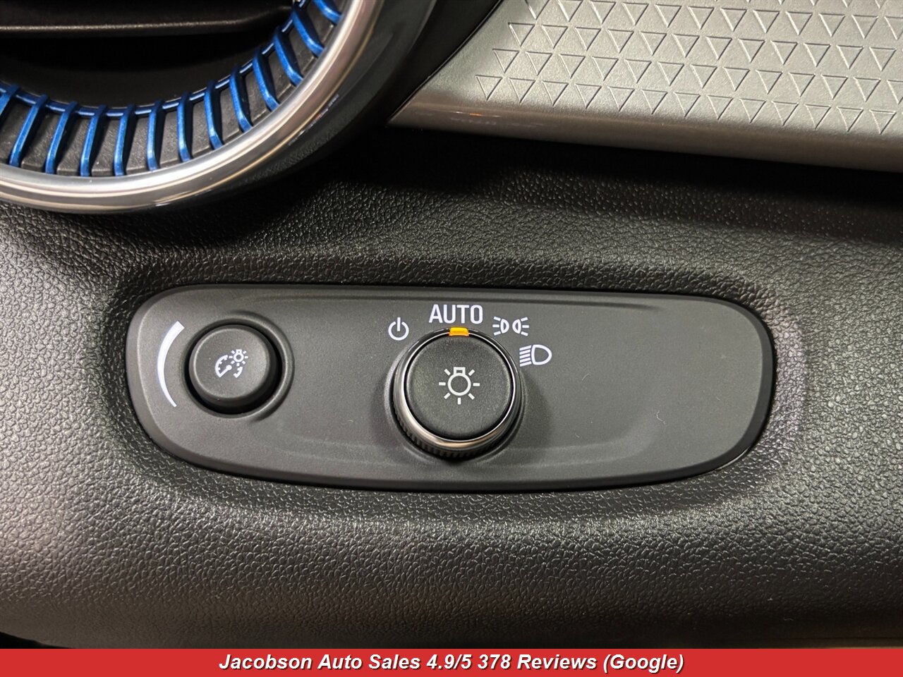 2025 Chevrolet Trax LT - Photo 6 - Oshkosh, WI 54901