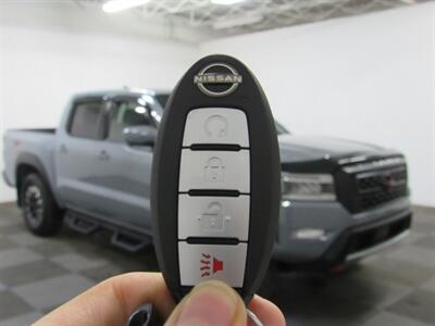 2023 Nissan Frontier PRO-4X Crew Cab SB 4x4   - Photo 5 - Oshkosh, WI 54901