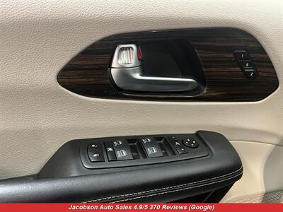 2023 Chrysler Pacifica Limited   - Photo 3 - Oshkosh, WI 54901