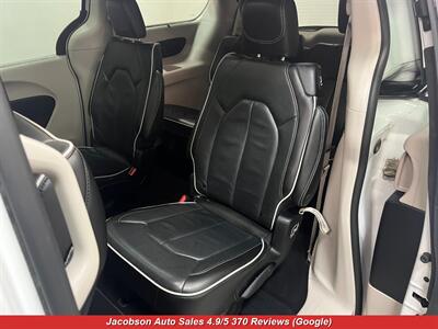 2023 Chrysler Pacifica Limited   - Photo 32 - Oshkosh, WI 54901