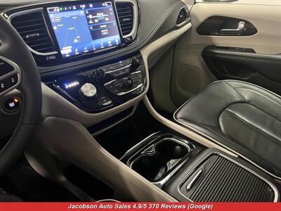 2023 Chrysler Pacifica Limited   - Photo 16 - Oshkosh, WI 54901