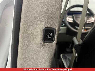 2023 Chrysler Pacifica Limited   - Photo 30 - Oshkosh, WI 54901