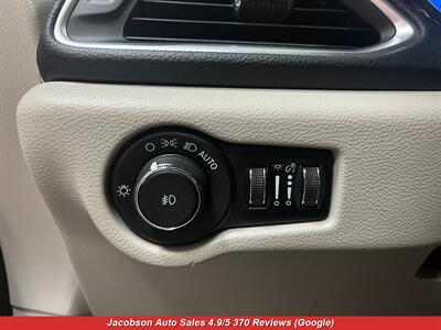 2023 Chrysler Pacifica Limited   - Photo 4 - Oshkosh, WI 54901