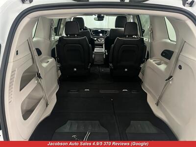2023 Chrysler Pacifica Limited   - Photo 42 - Oshkosh, WI 54901