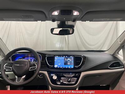 2023 Chrysler Pacifica Limited   - Photo 56 - Oshkosh, WI 54901