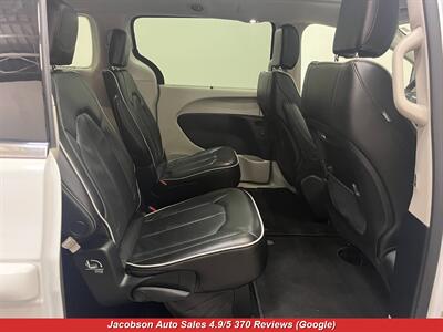 2023 Chrysler Pacifica Limited   - Photo 44 - Oshkosh, WI 54901