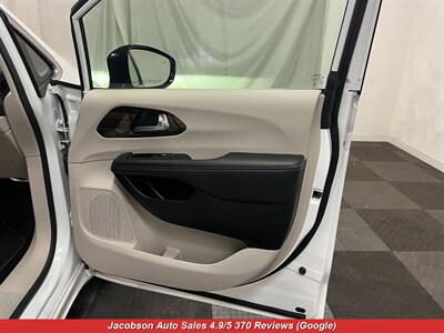 2023 Chrysler Pacifica Limited   - Photo 49 - Oshkosh, WI 54901