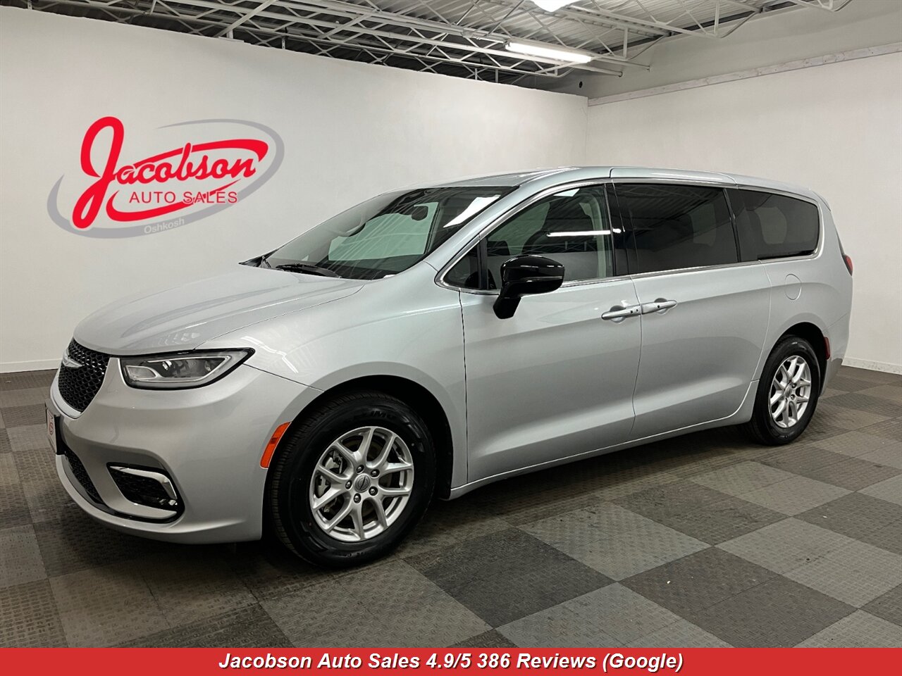 2024 Chrysler Pacifica Touring L   - Photo 1 - Oshkosh, WI 54901