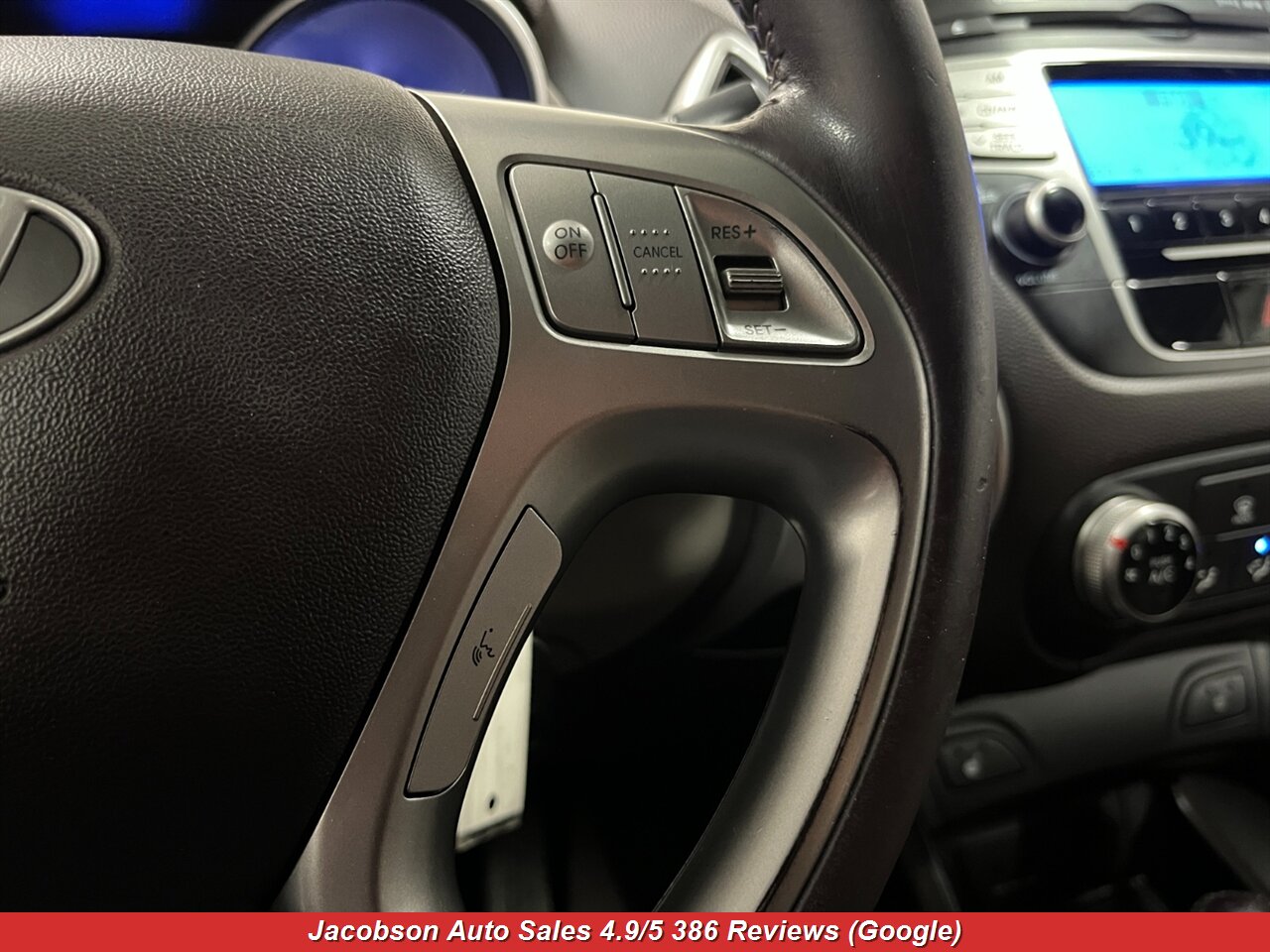 2011 Hyundai TUCSON GLS AWD - Photo 8 - Oshkosh, WI 54901