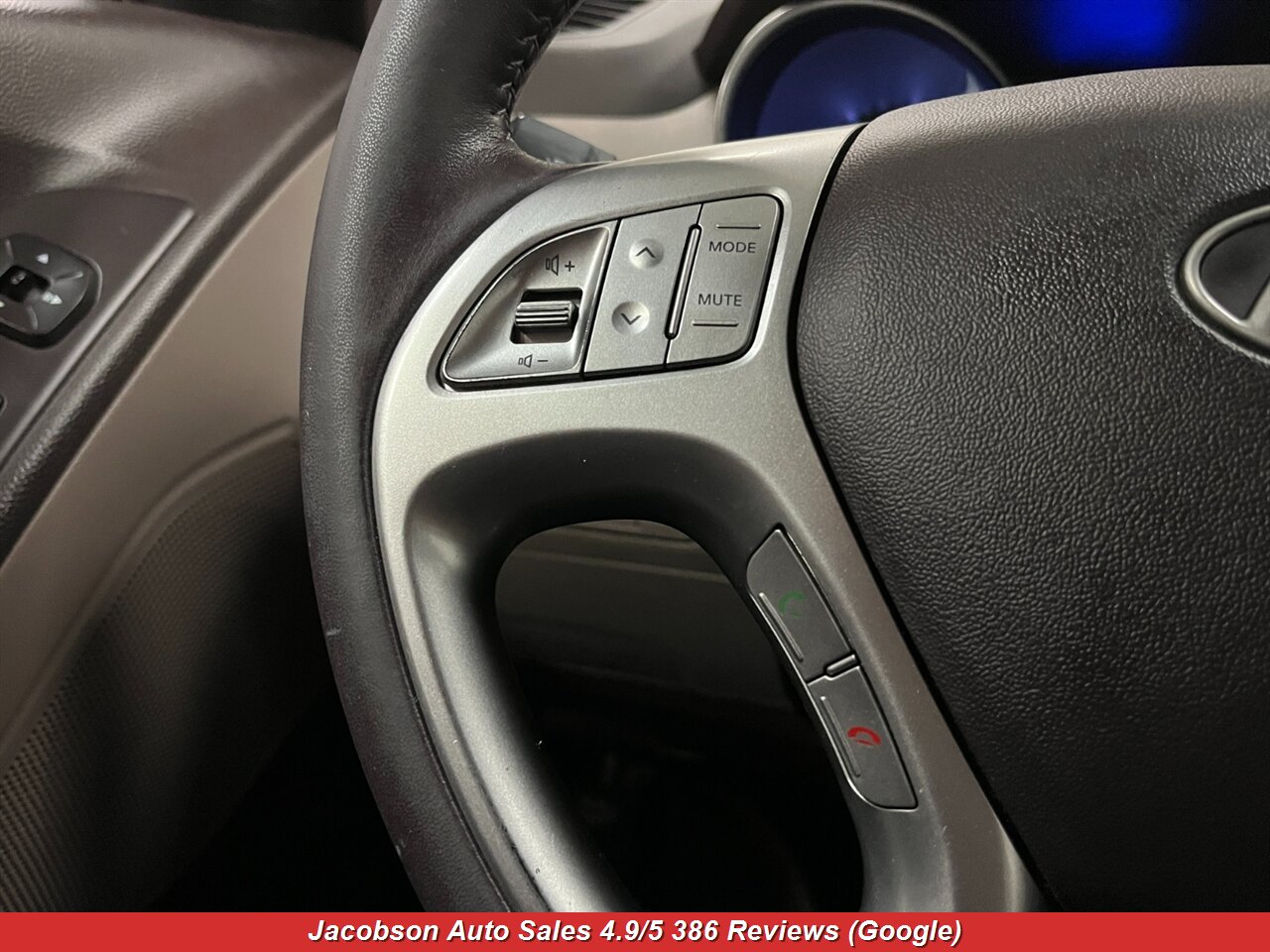 2011 Hyundai TUCSON GLS AWD - Photo 6 - Oshkosh, WI 54901