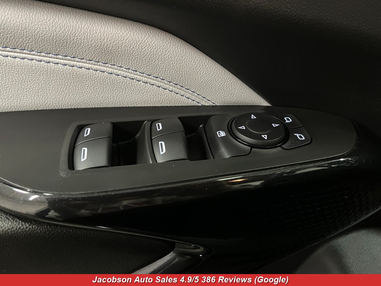2025 Chevrolet Trax LT - Photo 2 - Oshkosh, WI 54901