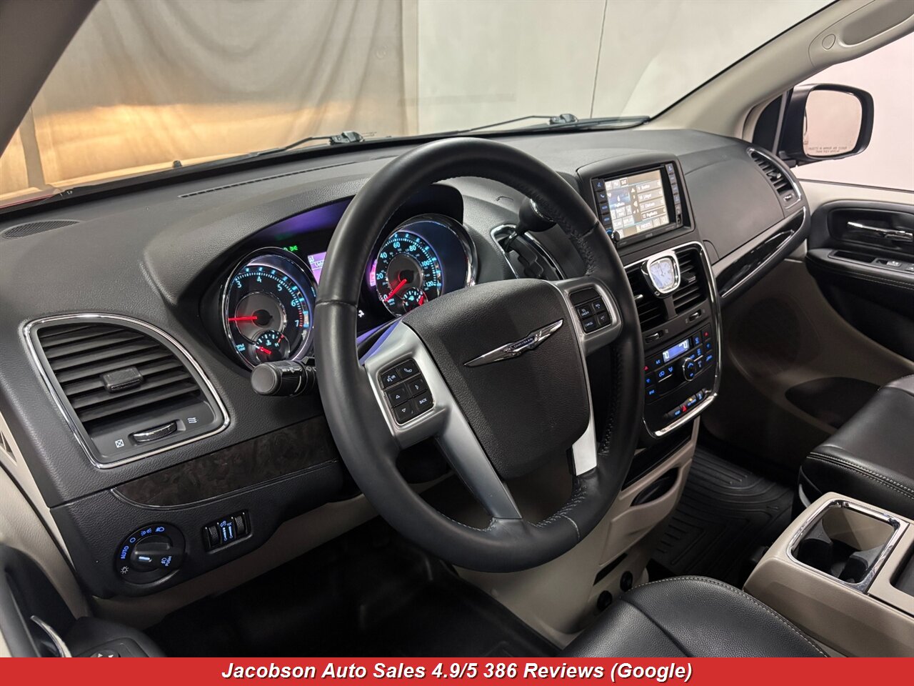 2013 Chrysler Town & Country Touring - Photo 5 - Oshkosh, WI 54901