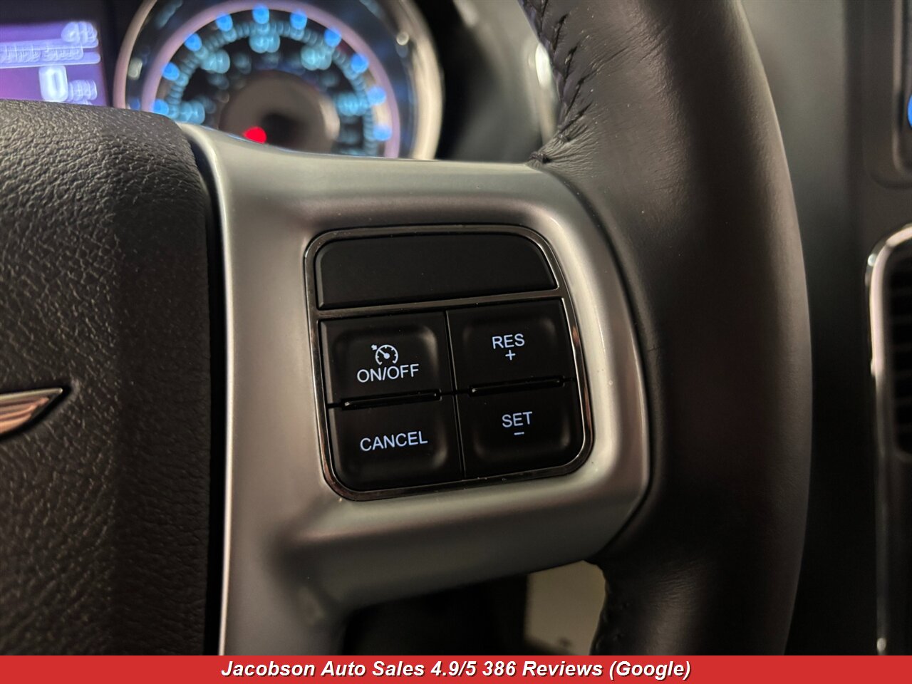 2013 Chrysler Town & Country Touring - Photo 11 - Oshkosh, WI 54901