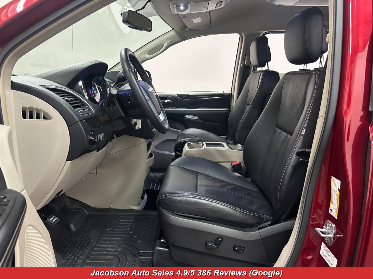 2013 Chrysler Town & Country Touring - Photo 24 - Oshkosh, WI 54901