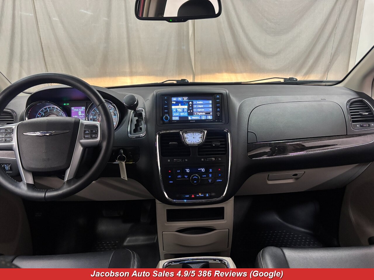 2013 Chrysler Town & Country Touring - Photo 12 - Oshkosh, WI 54901
