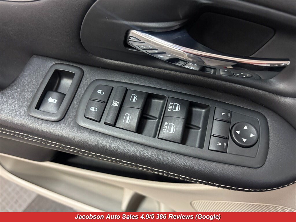 2013 Chrysler Town & Country Touring - Photo 22 - Oshkosh, WI 54901