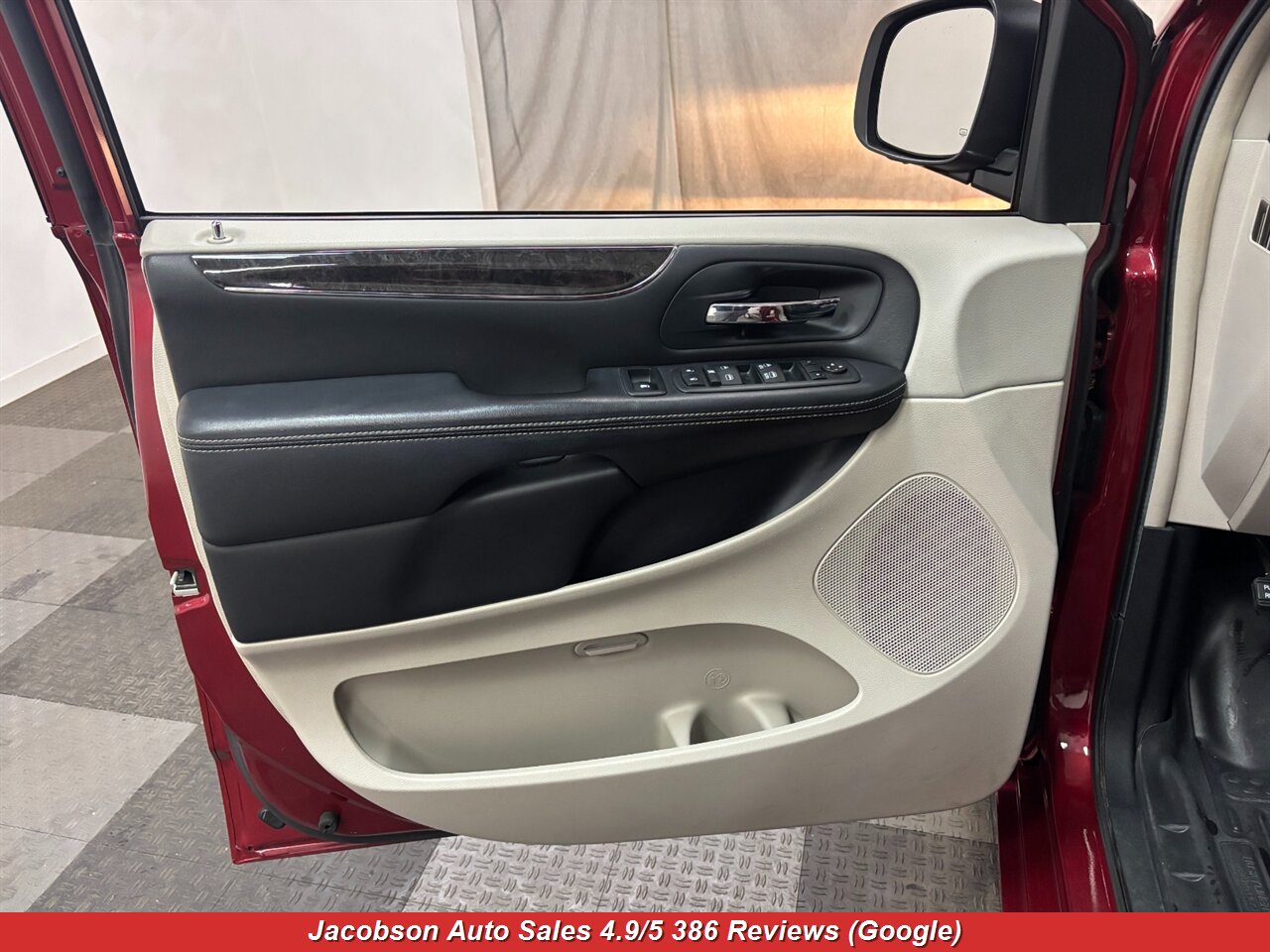 2013 Chrysler Town & Country Touring - Photo 21 - Oshkosh, WI 54901