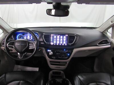 2021 Chrysler Pacifica Touring L   - Photo 14 - Oshkosh, WI 54901