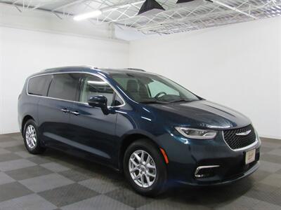 2021 Chrysler Pacifica Touring L   - Photo 3 - Oshkosh, WI 54901