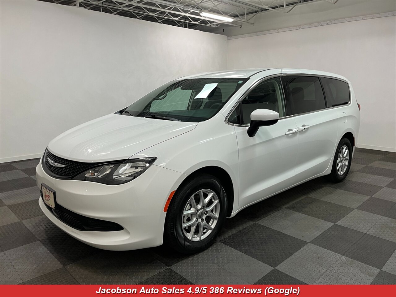 2023 Chrysler Voyager LX   - Photo 1 - Oshkosh, WI 54901