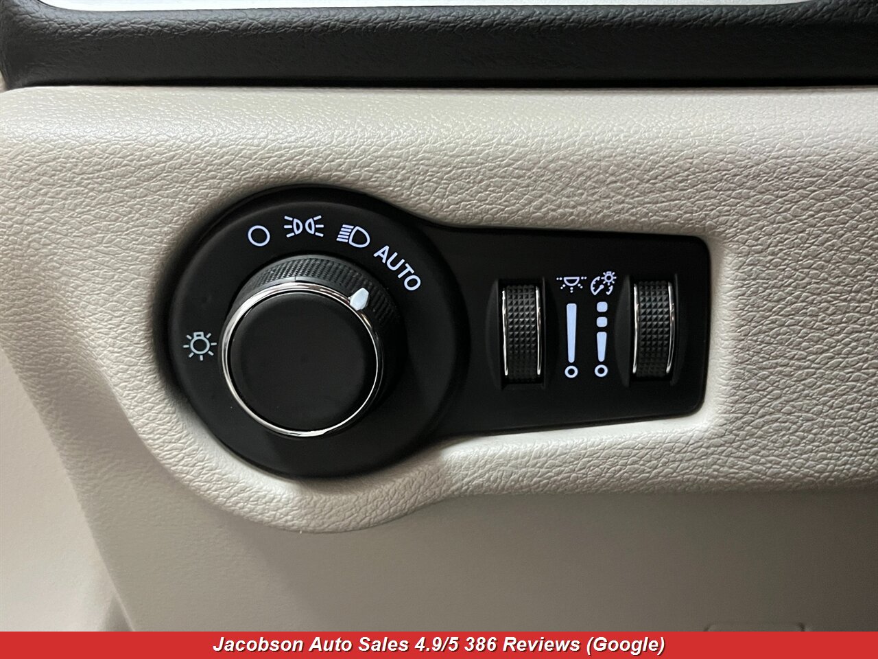 2023 Chrysler Voyager LX - Photo 3 - Oshkosh, WI 54901