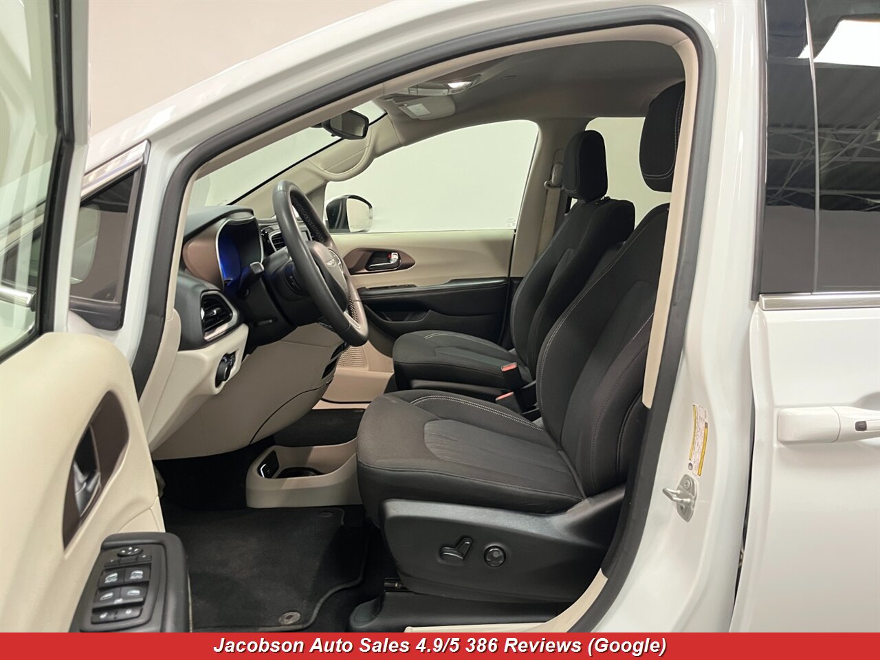 2023 Chrysler Voyager LX - Photo 32 - Oshkosh, WI 54901