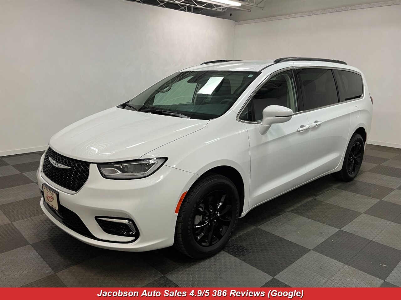 2022 Chrysler Pacifica Touring L AWD   - Photo 1 - Oshkosh, WI 54901