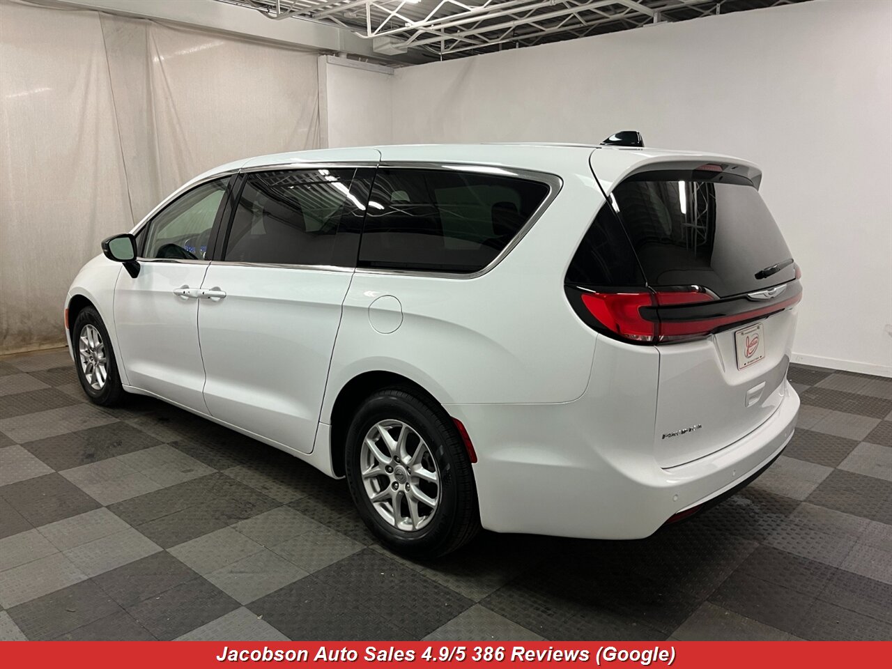 2024 Chrysler Pacifica Touring L - Photo 41 - Oshkosh, WI 54901