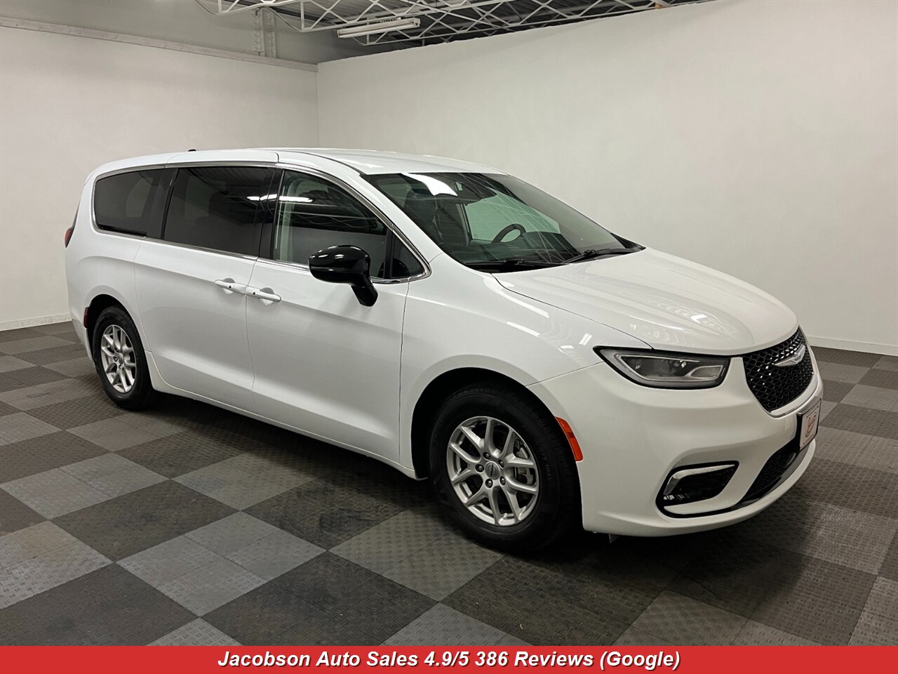 2024 Chrysler Pacifica Touring L - Photo 60 - Oshkosh, WI 54901