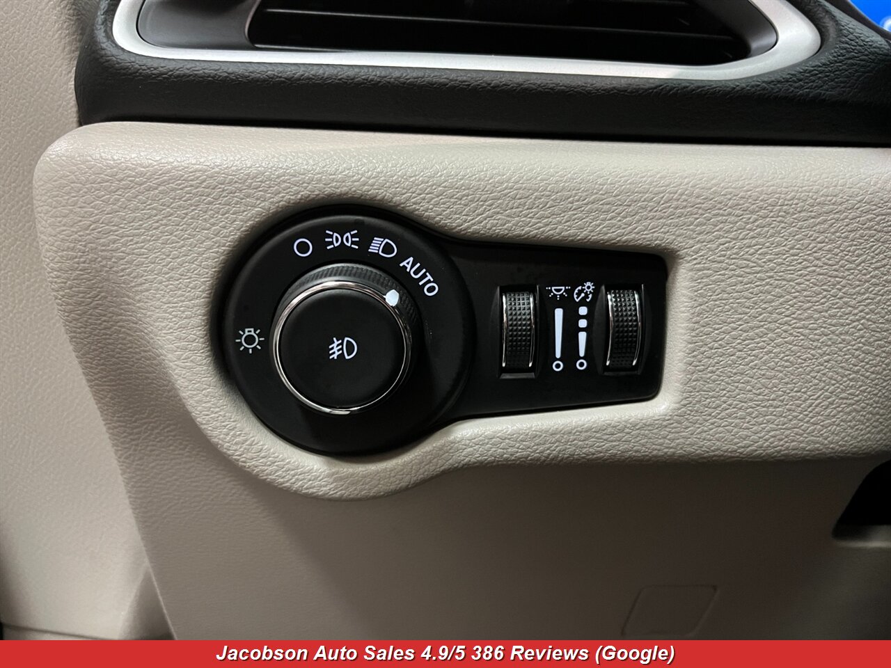 2024 Chrysler Pacifica Touring L - Photo 4 - Oshkosh, WI 54901