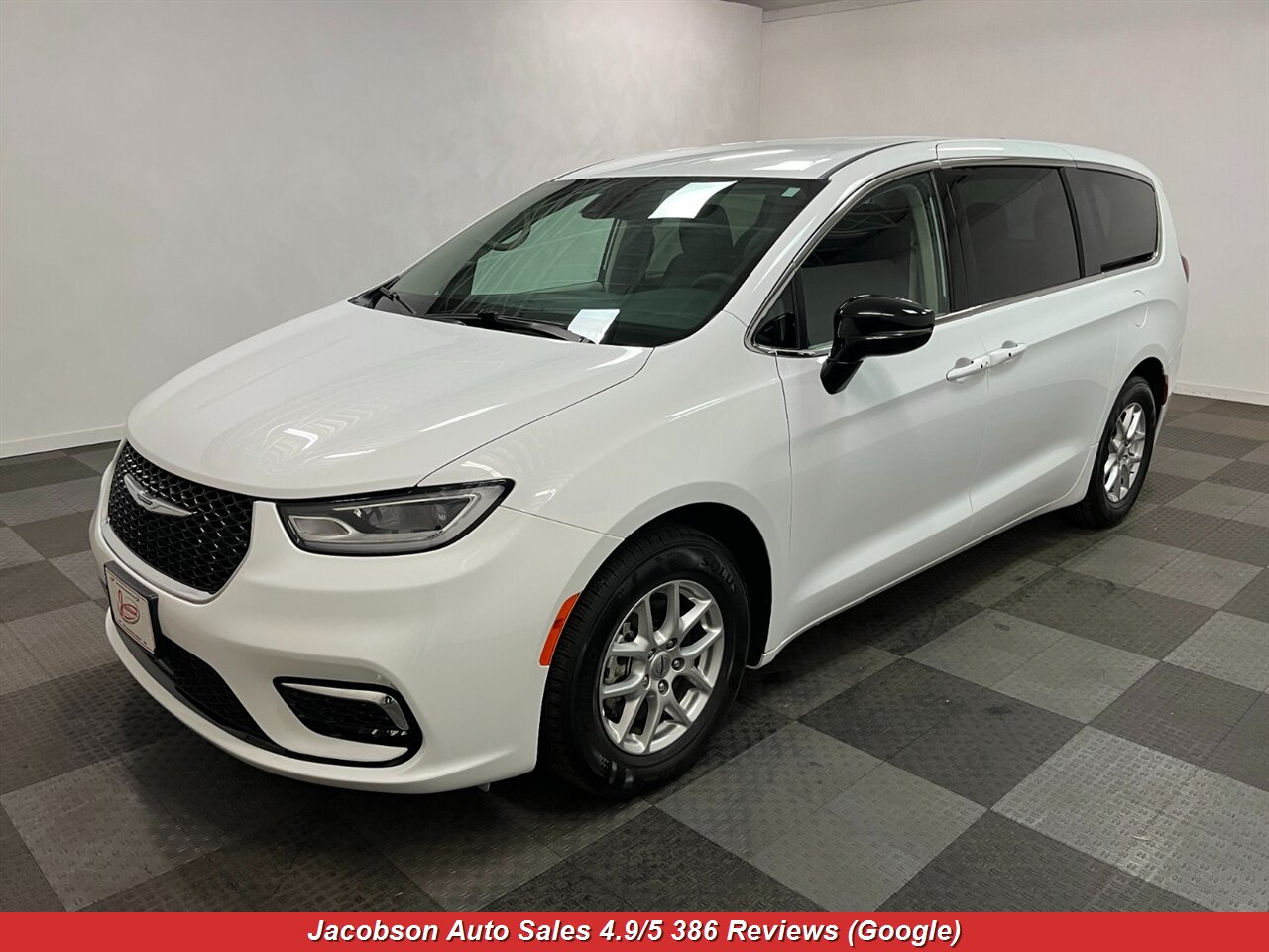 2024 Chrysler Pacifica Touring L   - Photo 1 - Oshkosh, WI 54901