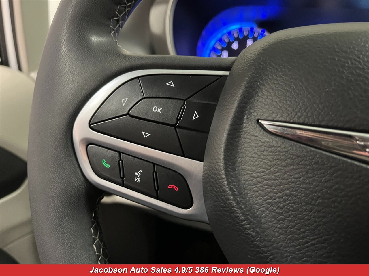 2024 Chrysler Pacifica Touring L - Photo 8 - Oshkosh, WI 54901
