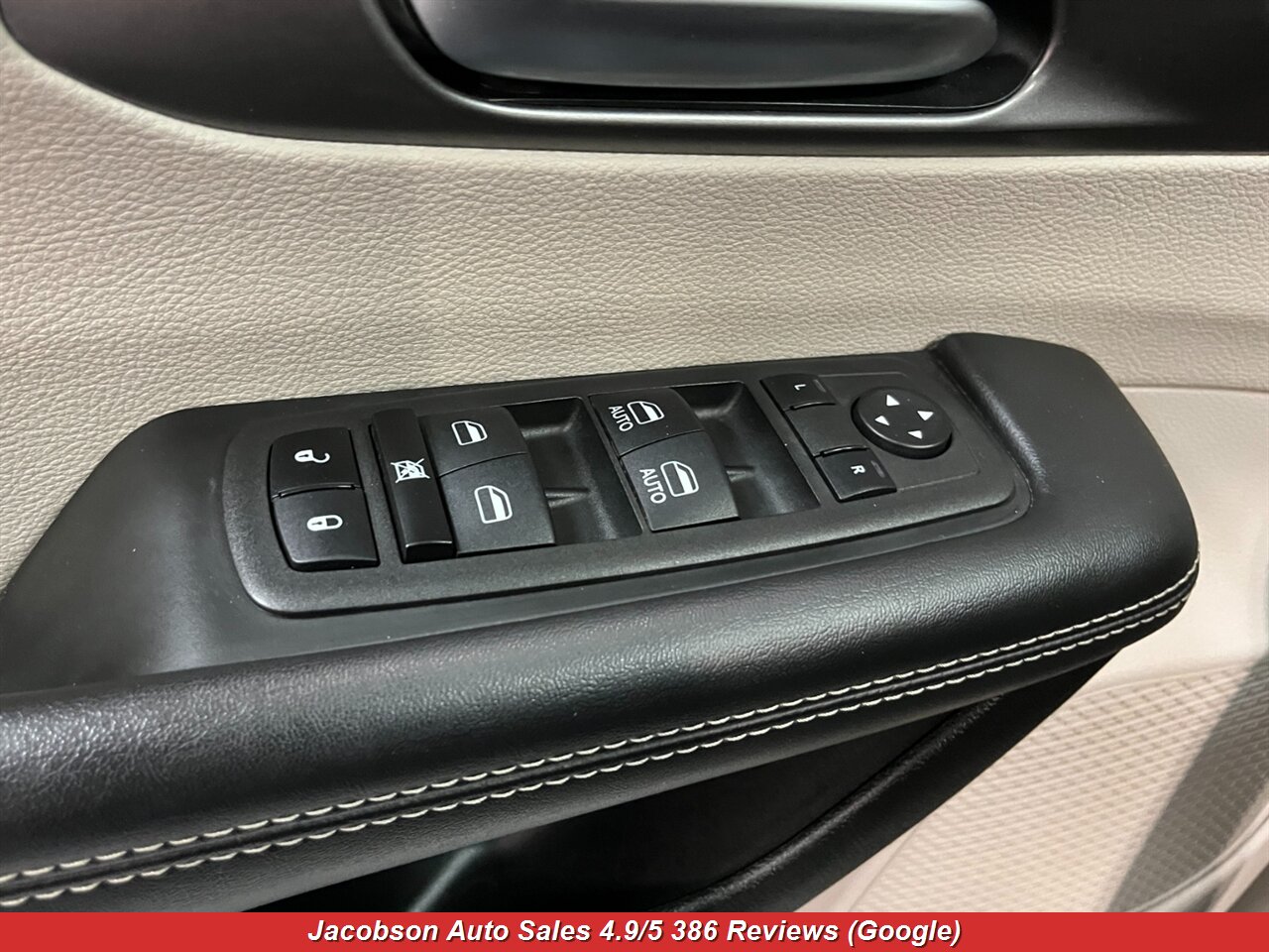 2024 Chrysler Pacifica Touring L - Photo 2 - Oshkosh, WI 54901