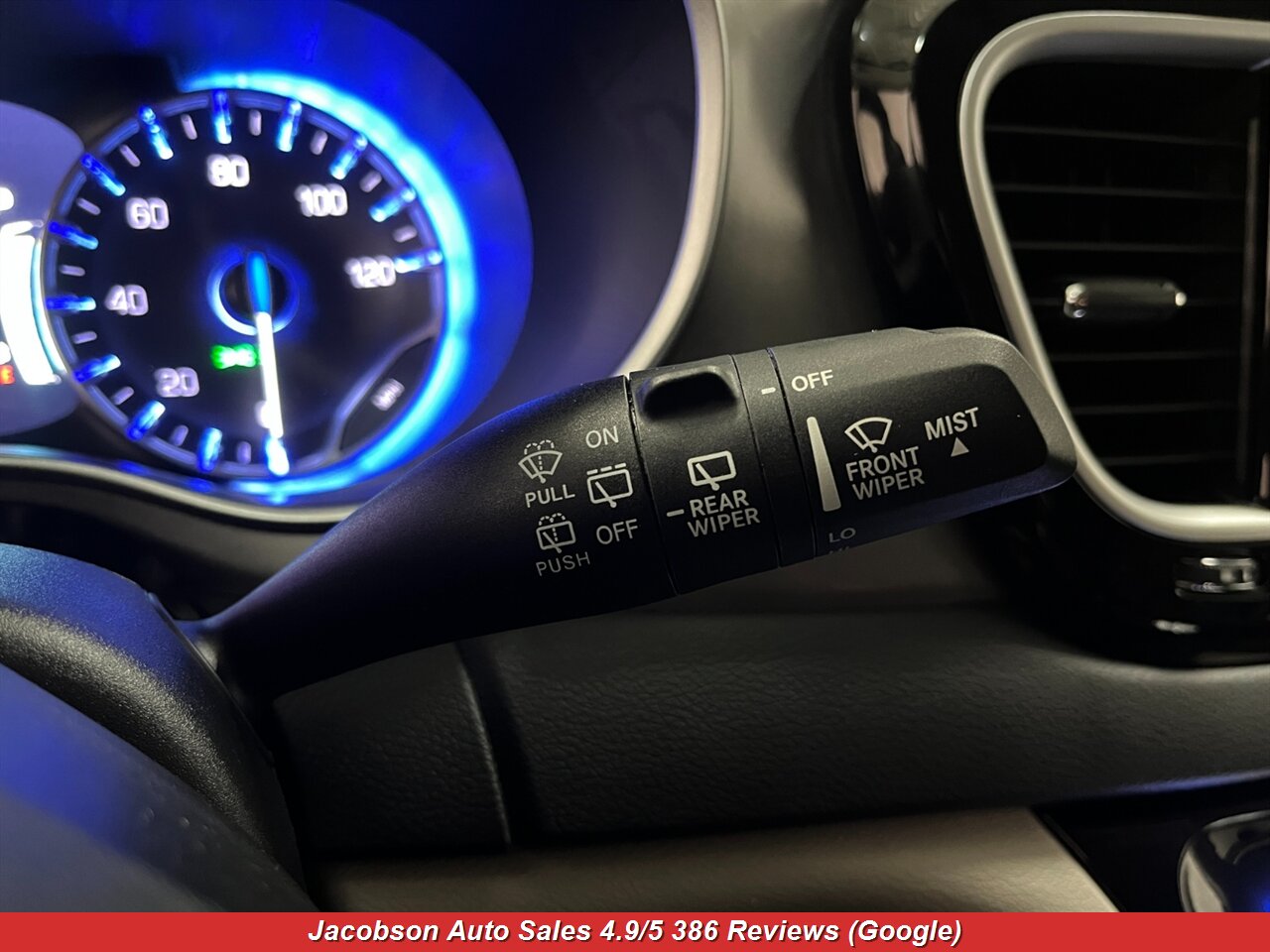 2024 Chrysler Pacifica Touring L - Photo 6 - Oshkosh, WI 54901